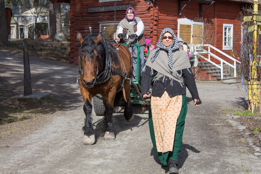 Häst och vagn på Skärtorsdagskul