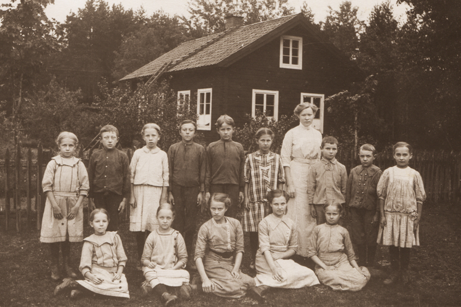 Skolfoto vid Råsbo skola 1913 med lärarinnan Ellen Skagerlind.